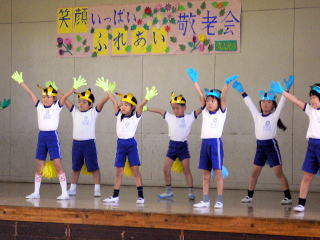 流山北小学校の1年生がダンスを披露