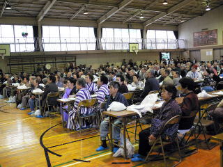 約200人のお年寄りが参加