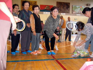 老人と子どもたちが一緒に楽しいひと時を