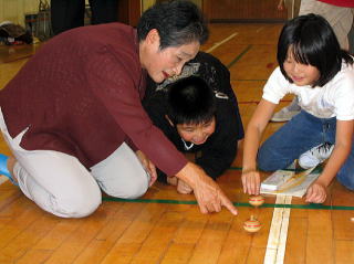 老人と子どもたちが一緒に楽しいひと時を