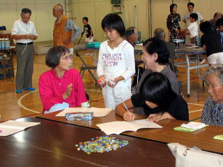 老人と子どもたちが一緒に楽しいひと時を