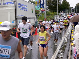 1195人が小雨の中を疾走