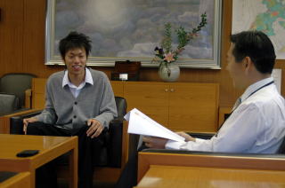 陸上の熊本選手が市長室を訪問