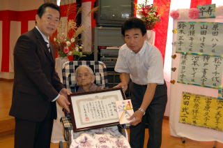 女性の市内最高齢者鈴木さん