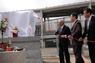 秋元元市長、井崎市長、中村市議会議長が序幕