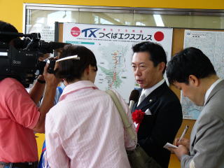 メディアからインタビューを受ける井崎市長
