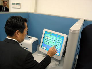 端末機を操作する市長