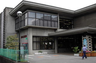 図書館・博物館の入り口