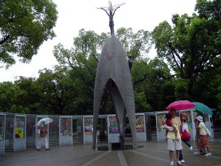 平和の子の像