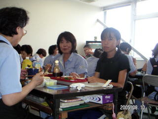 昼食も大人と一緒に