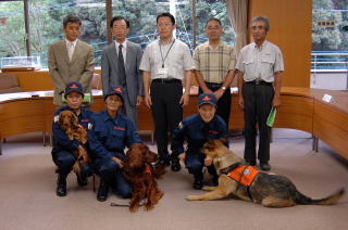 救助犬も一緒に記念撮影