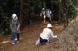 地域の方々も参加して森を整備