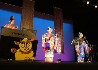 陽気な沖縄音楽で会場も舞台も一体に