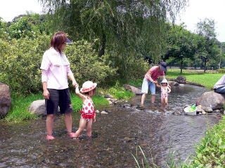 水辺公園で遊ぶ親子