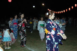 幾重にもできた踊りの輪