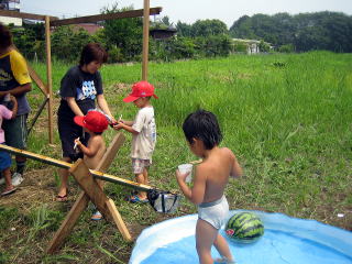 流しそうめんに子どもたちも大喜び