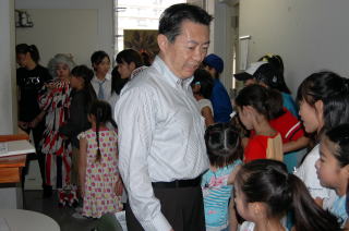 公演前に子どもたちを激励する井崎市長