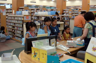 夏休みで図書館には子どもたちがいっぱい