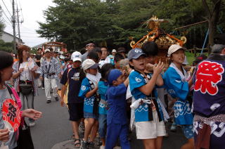 子どもたちも元気にお神輿と担ぎます