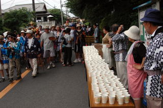 休憩所では自治会役員が飲み物を用意