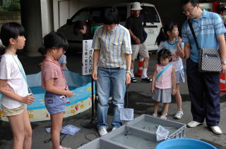 希望者は魚などを家に持ち帰りました