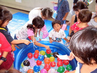 ヨーヨーつりに挑戦する子どもたち