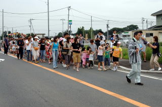 暑い中元気に神輿を担ぐ子どもたち