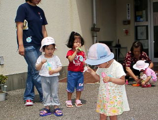 幼児たちがシャボン玉遊び