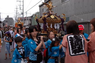 「わっしょい、わっしょい」と子ども神輿もがんばります