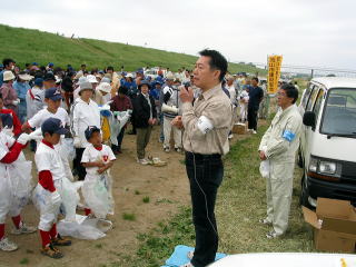 江戸川クリーン大作戦で挨拶する井崎市長