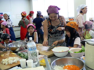 子どもたちが初石公民館でフィリピン料理に挑戦