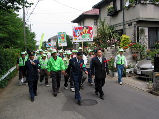 100人のパトロール隊が町内を巡視