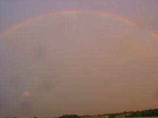 大きくかかった虹の写真