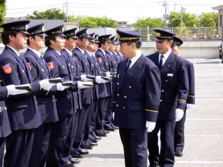 整列して敬礼する職員の写真