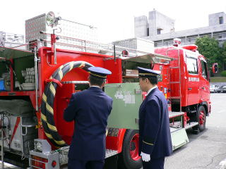 消防車の点検の様子の写真