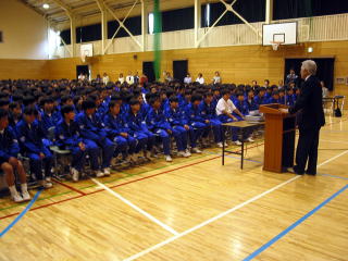 講話を聞く生徒たちの写真