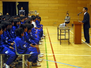 話をする人権擁護委員の写真