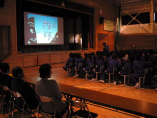 啓発ビデオの上映の様子の写真