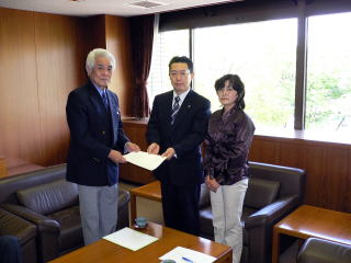 市長に提言書を渡す米山会長（左）と福井副会長（右）の写真