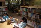 本を読む子どもたちの写真