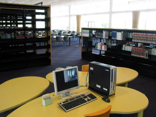 東京大学柏図書館の館内