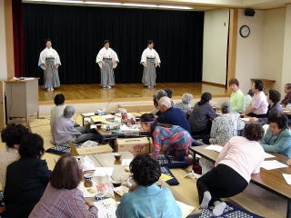 舞台で踊りを披露している写真