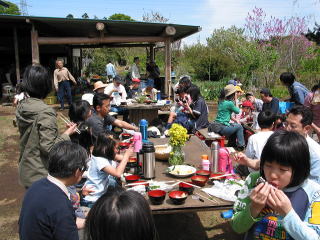 たけのこ堀り後の昼食の写真