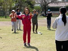 駒木台福祉会館の芝生広場でストレッチする写真