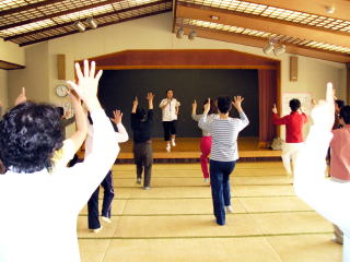 駒木台福祉会館の広間で体操する写真