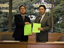 協定書を手にする服部信濃町長と井崎流山市長の写真