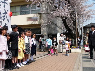 看板の前で記念写真を撮影している写真