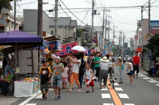 祭り全体の様子の写真