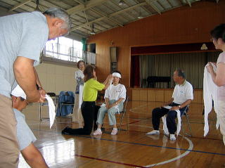 お互いに包帯を巻きあう写真