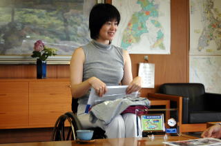 市長と談笑する山本さんの写真